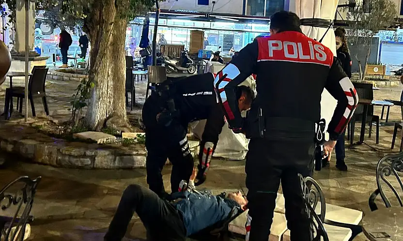 Sandalyelerin arasında yatan şahıs panik yarattı