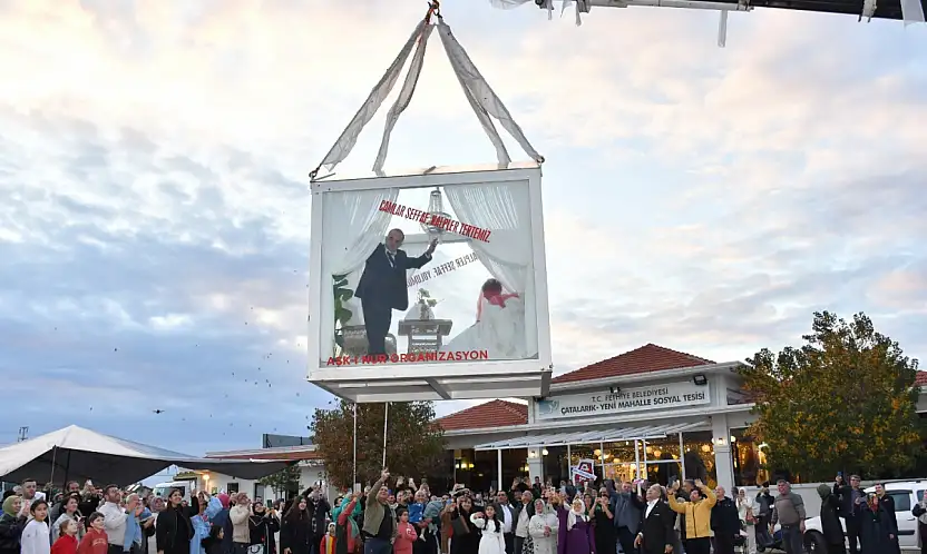 Sıra dışı düğün gelin ve damat cam vitrinde