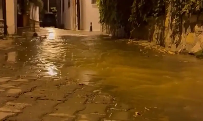 Sular şelale gibi akıyor, halk susuzluktan kırılıyor