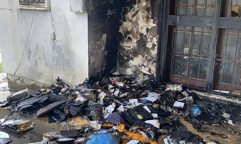 Şüpheli yangın balkondaki kitaplar alev alev yandı