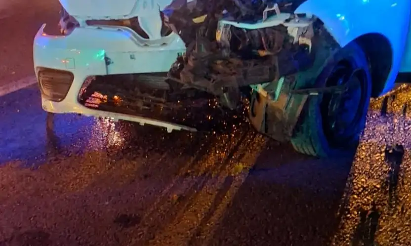 Sürücü direğe çarptı araç hurdaya döndü