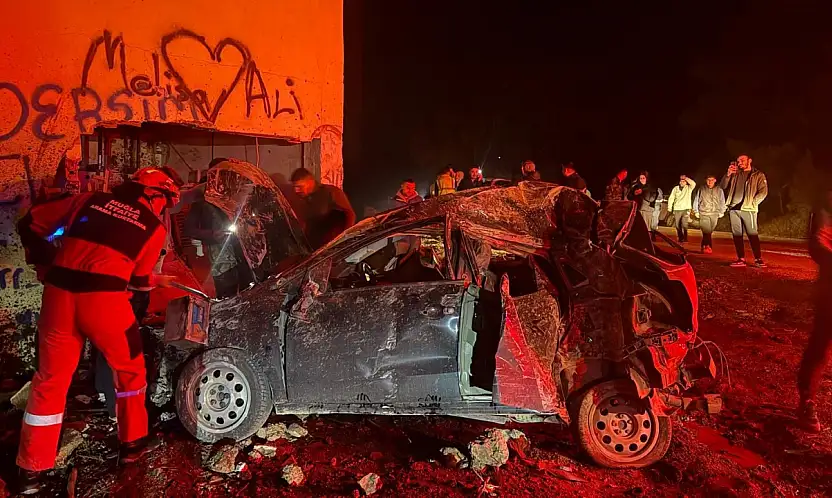 Takla atan araç elektrik trafosuna girdi 2 Yaralı