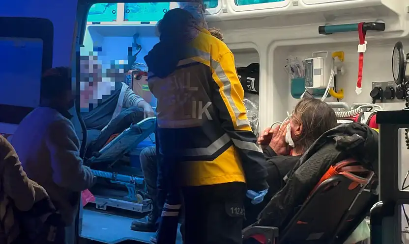 Tartışma bıçaklı kavgaya dönüştü 2 yaralı