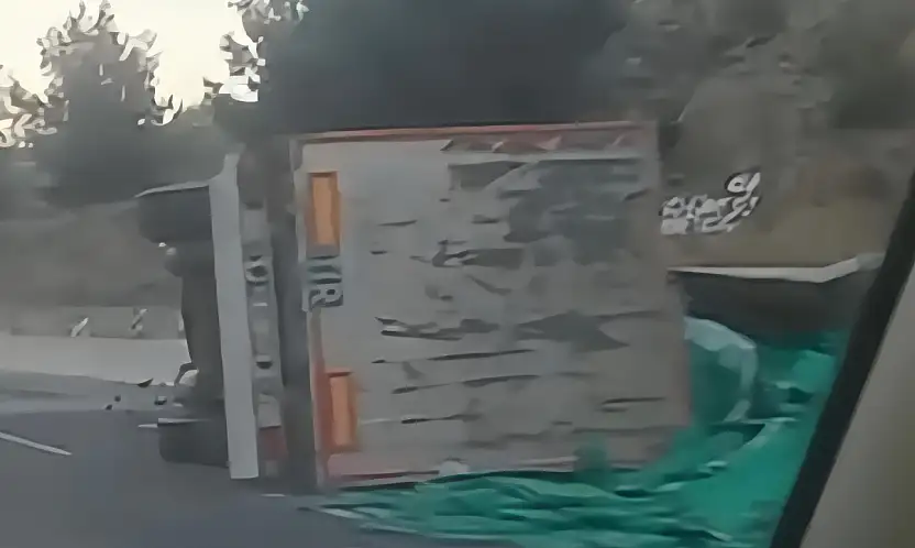 Tır devrildi 1 yaralı