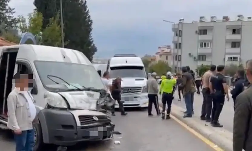 Tır öğrenci servisine çarptı