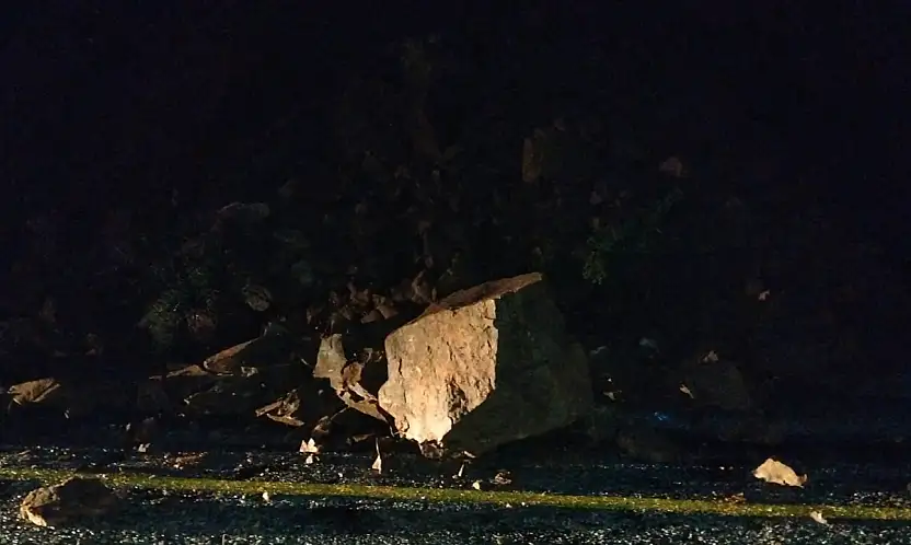 Toprak kayması nedeniyle yol trafiğe kapatıldı