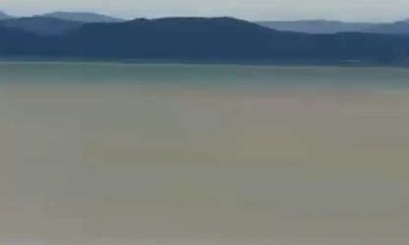 Torba sahili'nde yağış sonrası deniz rengi değişti