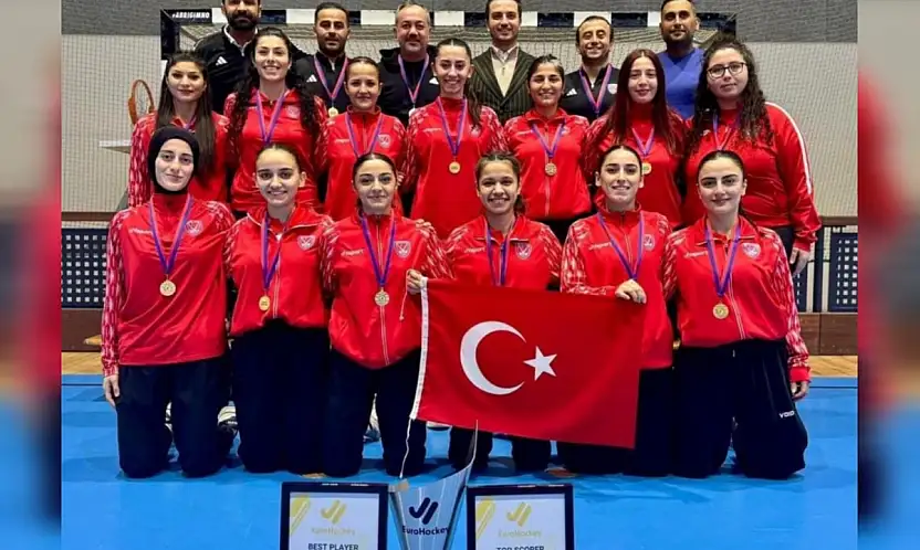 Türkiye Kadın Hokey Milli Takımı şampiyonluk kürsüsünde