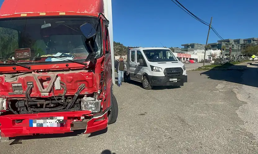 Üç araç birbirine girdi