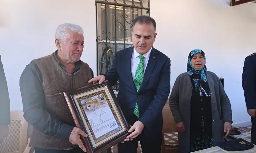 Vali Akbıyık Şehit Astsubay Emrah Kuran'ın ailesini ziyaret etti