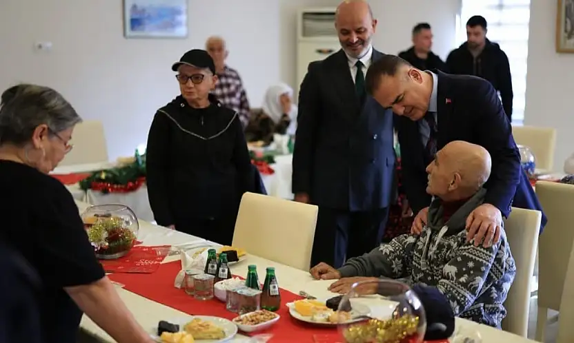 Vali Akbıyık'tan huzurevi sakinlerine yeni yıl ziyareti
