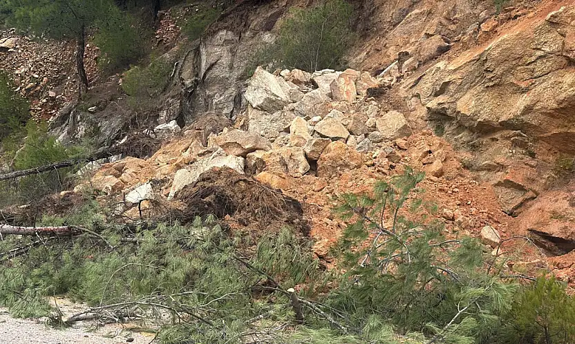 Yağış sonrası korkutan manzara: taş ve kayalar yola aktı