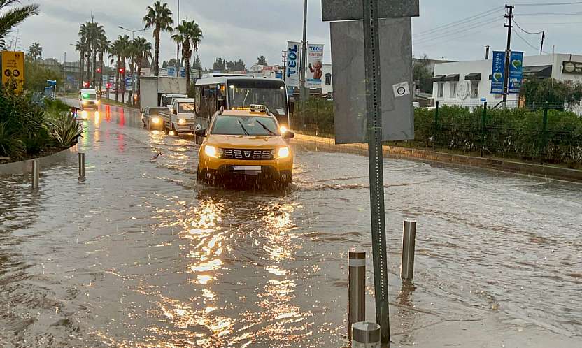 Yağmur etkisini gösterdi sokakları kanalizasyon suları bastı