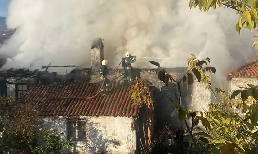 Yangın faciası 2 ev küle döndü