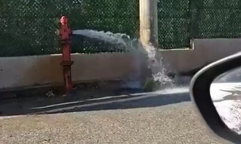 Yangın musluğu arızalandı tonlarca su boşa aktı