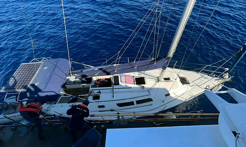 Yelkenli teknede 22 düzensiz göçmen ve bir göçmen kaçakçısı yakalandı