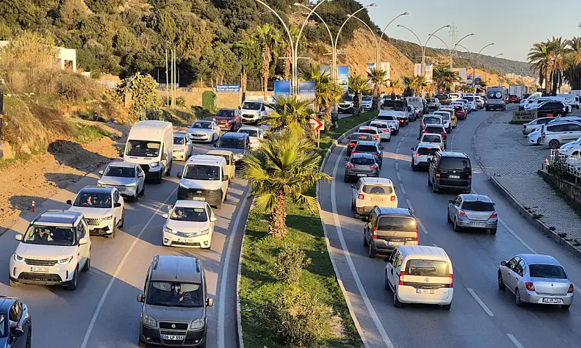 Yeni yıl trafiği uzun araç kuyrukları oluştu