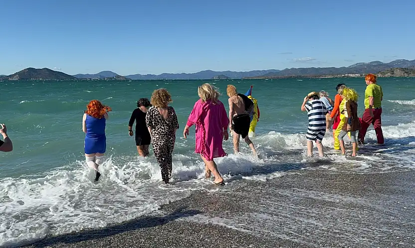 Yeni yılın ilk gününde çocuklar ve hayvanlar için denize girdiler