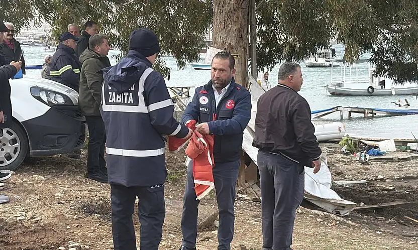 Yıkım durdu teknenin altından Türk bayrağı çıktı