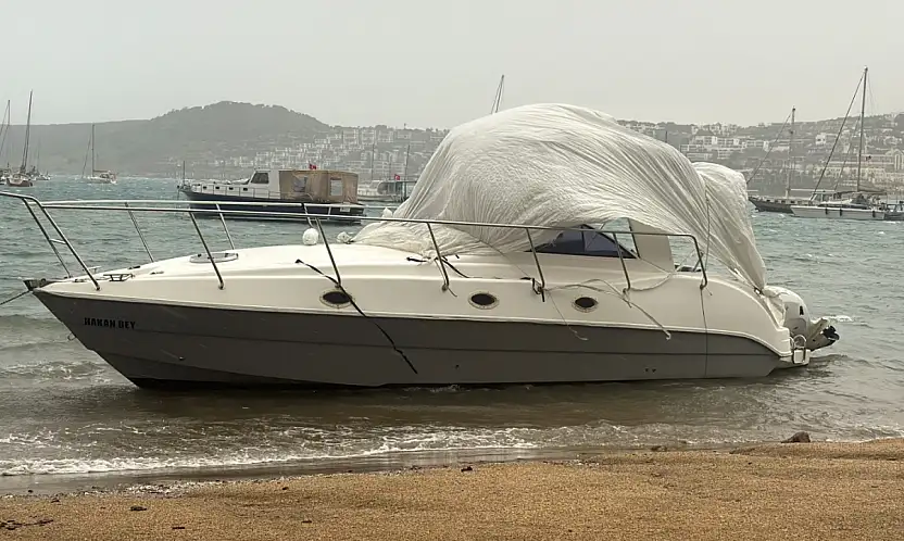 Yıkım sonrası fırtına etkisi tekneler karaya oturdu